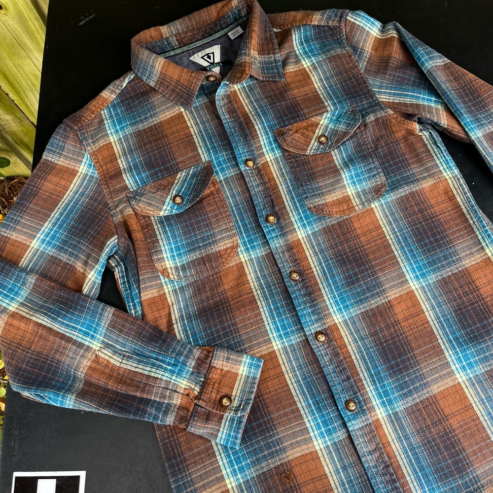 VISSLA Brown and Blue Plaid Button-Down flannel